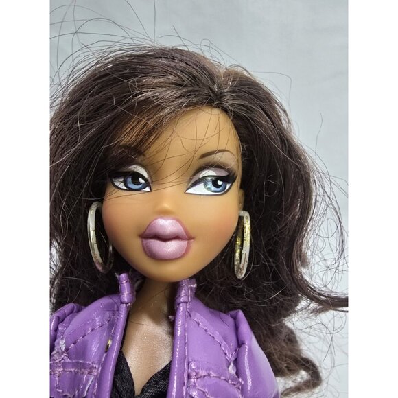 Bratz HTF Shira doll Anniversary MGA 2010 With Original Outfit And Poster - Picture 10 of 15